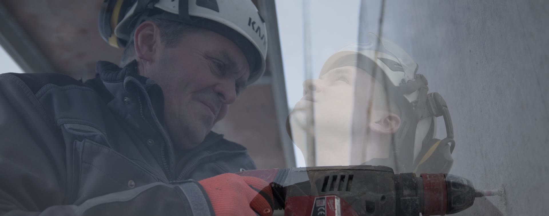 DBI Team – Mitarbeiter beim Vorbereiten der Schutzausrüstung und im Einsatz